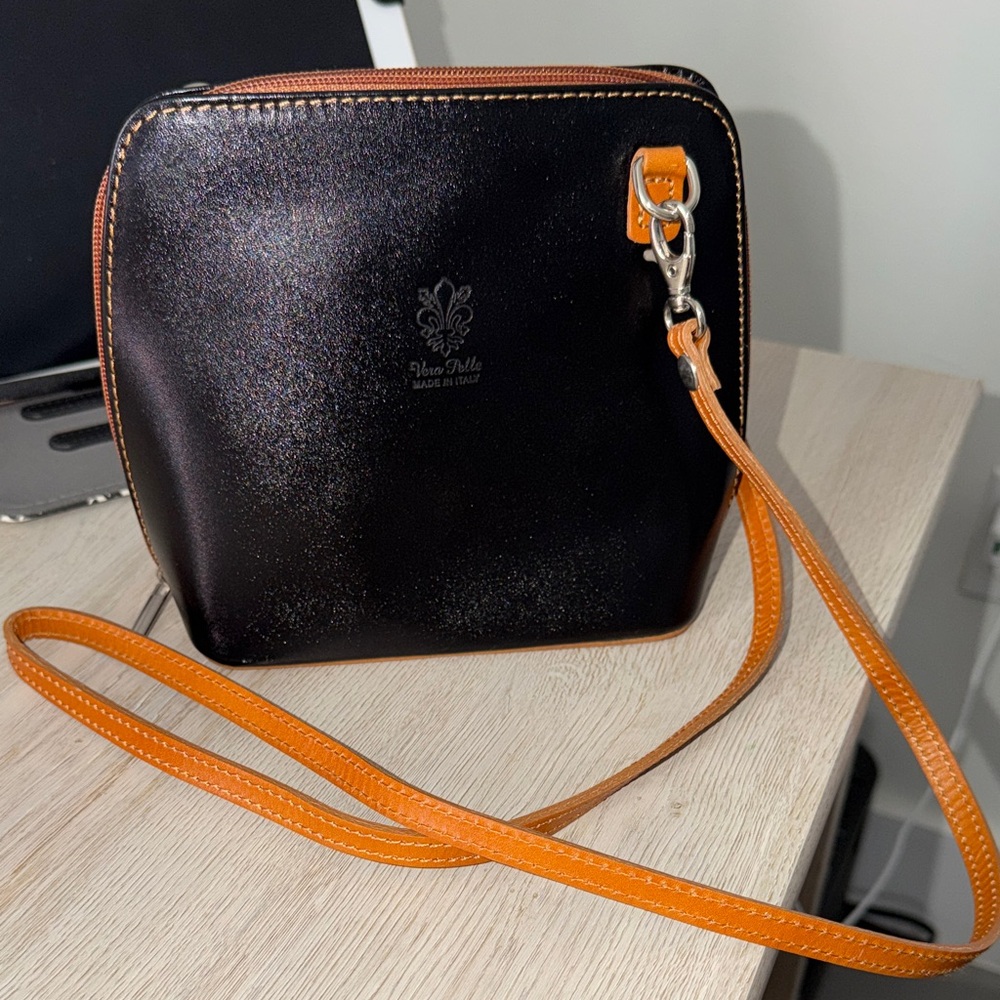 Vera Pelle Black and Tan Leather Crossbody Bag